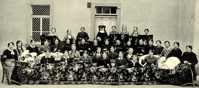 Kürnacher Mädchen beim Sticken des Kirchenteppichs, Aufnahme von 1936 
1 Julianna Schmitt, verh. Kamm 
2 Elisabeth Frankenberger, verh. Schneider 
3 Cäcilia Seubert, verh. Feser 
4 Adelheid Bieber 
5 Johanna Ganz 
6 Mathilde Heinrich, verh. Schmitt 
7 Maria Öchsner, verh. Wallrapp 
8 Martina Scheller, verh. Jäcklein 
9 Barbara (Betty) Gallena 
10 Hermine Kamm 
11 Martina Bieber, verh. Schrauth 
12 Berta Schmitt, verh. Bieber 
13 Veronika Ganz 
14 Thekla Heinrich, verh. Fischer 
15 Martina Konrad, verh. Benkert 
16 Antonie (Toni) Heinrich, Schneiderin 
17 Aurelia Schrauth 
18 Theresia (Resela) Scheller, Schneiderin 
19 Lena Öchsner, verh. Frankenberger 
20 Maria Schrauth 
21 Dominika Heinrich 
22 Josefine Heinrich 
23 Hildegard Heinrich 
24 Anna Dülk, verh. Hofmann 
25 Luzia Walter, verh. Hirt 
26 Beate Ländner 
27 Gertraud Heinrich, verh. Fischer 
28 Adelgunde Scheller 
29 Armella Öchsner, verh. Hartmann 
30 Eugenie Leppich 
31 Maria Ramold 
32 Schwester Palemona, Handarbeitslehrerin 
33 Rosa Dülk, verh. Leppich 
34 Emilie Leppich, verh. Heinrich 
35 Martha Fleischer, verh. Röding 
36 Christina Schmitt, Rotkreuzschwester 
