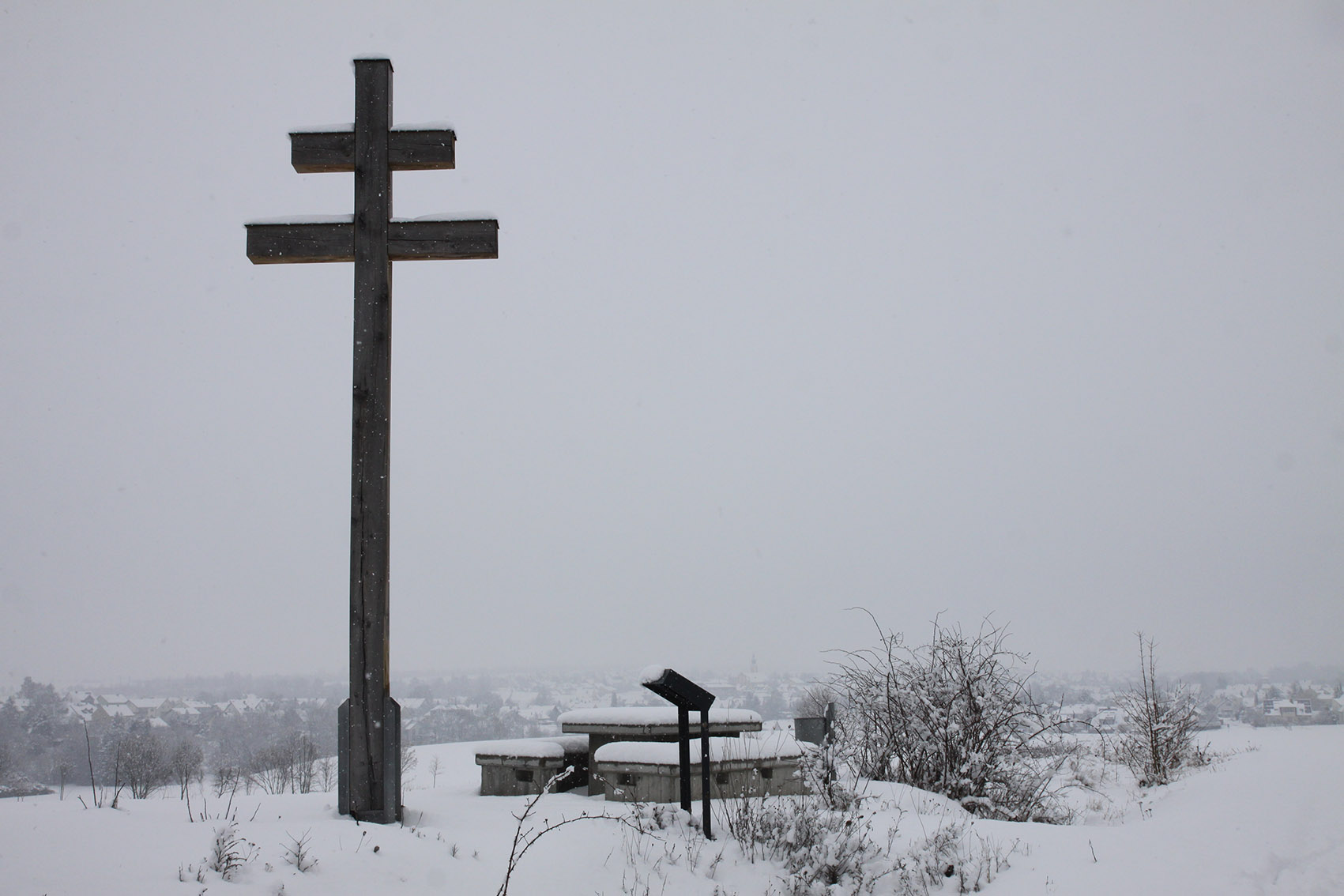 Das Patriarchenkreuz von Kürnach auf dem Hafler mit Blick auf das frisch verschneite Kürnach.