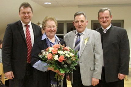 1. Bürgermeister Thomas Eberth (links) und MdL Manfred Ländner (rechts) gratulierten Irmgard und Vitus Heinrich zur Goldenen Hochzeit. 