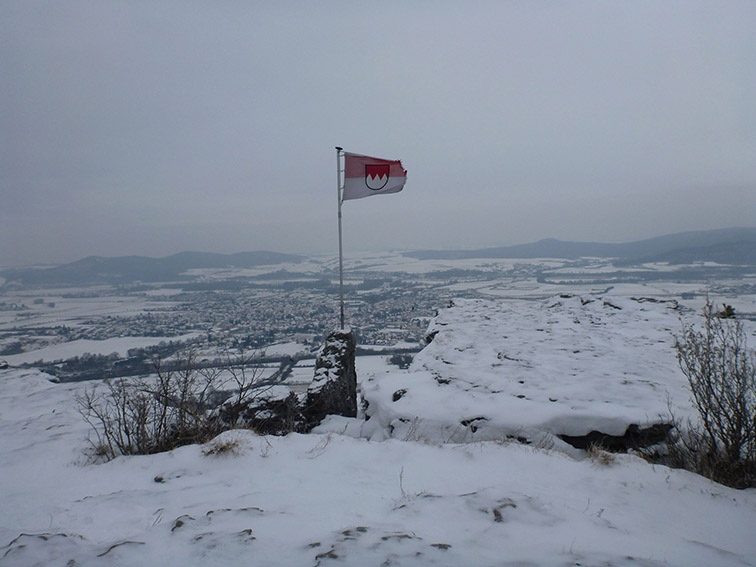 Die Frankenfahne auf dem Staffelberg oberhalb von Bad Staffelstein