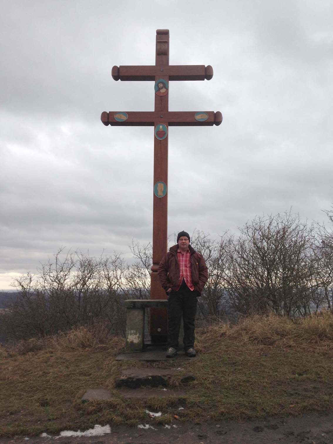   Wir haben hier in Staffelstein die Besonderheit, dass auf der Pfarrkirche ein Papstkreuz (mit 3 Balken) den Turmhelm bekrönt. Viele ursprünglichen Kirchturmbekrönungen hatten ursprünglich zwei Querbalken (hier in Staffelstein auch die Annakapelle - laut eines Bestandsplans Mitte des 19. Jh.). Gleichfalls besitzen sehr viele ritterschaftliche Eigenkirchen in Unterfranken zwei Querbalken als Turmabschlusskreuz, auch die Stephanskirche in Bamberg und einige Kirchen in Würzburg. In Frauendorf ist es für die ehem. Schlosskapelle St. Aegidius der Grafen von Giech nachgewiesen.  Ich habe hier eine eigene These entwickelt, doch um diese zu beweisen muss ich entgültig noch in die Vatikanischen Archive:  Die vier Patriarchen-Kreuze auf dem Staffelberg beziehen sich auf die Adelgundiskapelle - die hl. Adelgundis stammte aus der Familie der Merowinger.  Diese wurde nach derzeitigem Stand der Wissenschaft von Megingoz gestiftet, der im Auftrag von Karl dem Großen im 8. Jh. im Slavenland, hier in der Region um Main und Regnitz, 14 Kirchen angelegt hatte (Schenkung von zwei Königshufen). Die hl.Adelgundis war ein Mitglied seiner Familie, d.h. er war ein Abkömmlich der Merowinger und musste sich den Hausmeiern unterwerfen - mit dieser Stiftung setzte er seiner Familie ein Denkmal, direkt neben den karolingischen Kirchen (um Uetzing, Staffelstein, Isling etc.).  Die Slavenkirchen waren jedoch St. Johannis-Pfarrkirchen oder -Kapellen, die zunächst einem Pfarrer unterstanden, der die Rechtssprechung innerhalb des Pfarrsprengels übernahm - das Patronatsrecht lag wohl beim Kaiser.  Die Adelgundiskapelle war eine Eigenkirche und wurde dem Bischof von Würzburg unterstellt.  Der Unterhalt der Kreuze und die Altäre davor wird von den Bewohnern der vier anliegenden Ortschaften aufgebracht: Romansthal, Horsdorf, Loffeld und Stublang.   Quelle: Adelheid Waschka M.A., Museumsleiterin & Stadtarchivarinder Stadt Bad Staffelstein. Patriarchenkreuz Kürnach